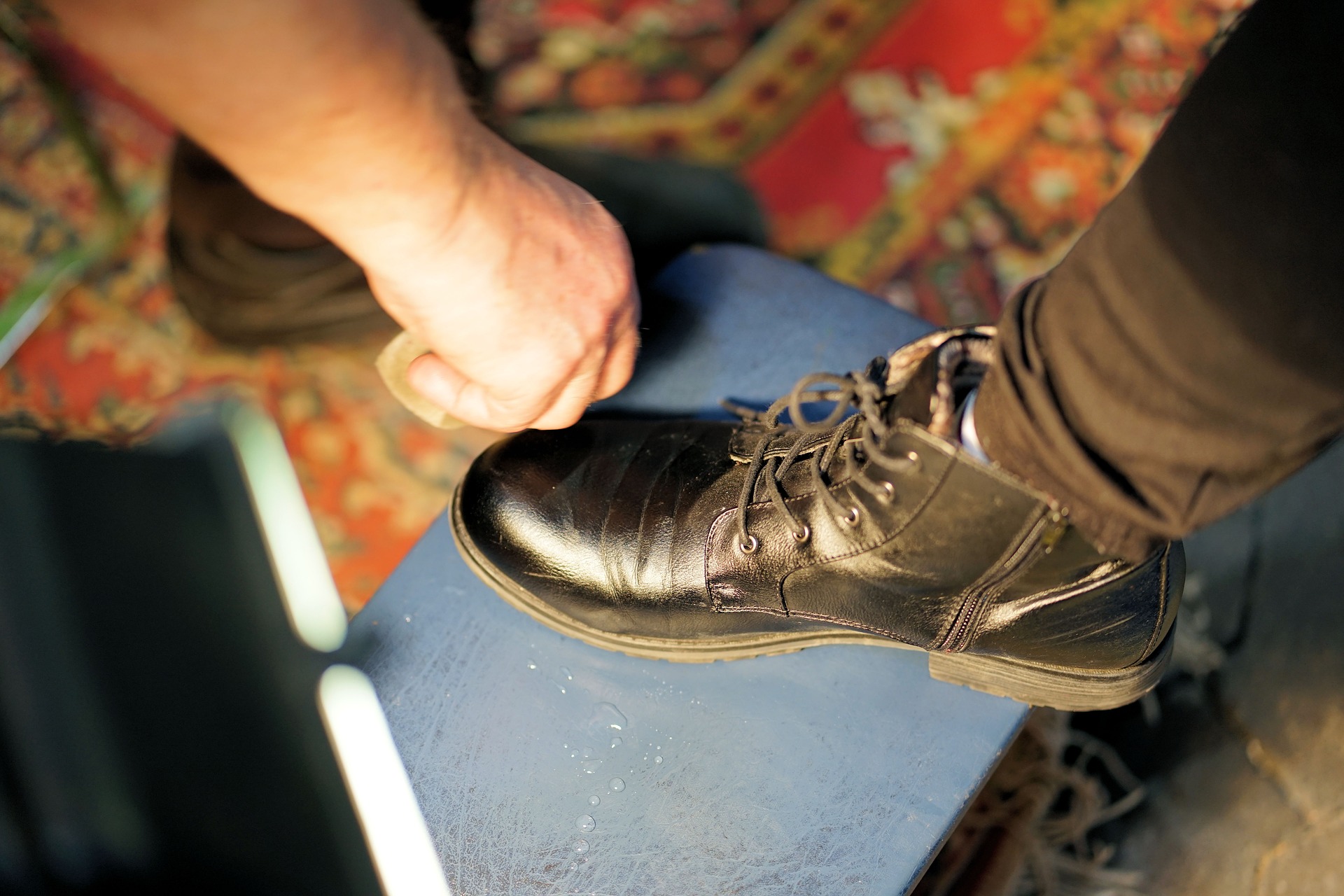 Jak usunąć sól z butów zamszowych i skórzanych?
