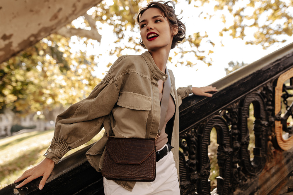 torebka_crossbody_-_kobieta_w_parku