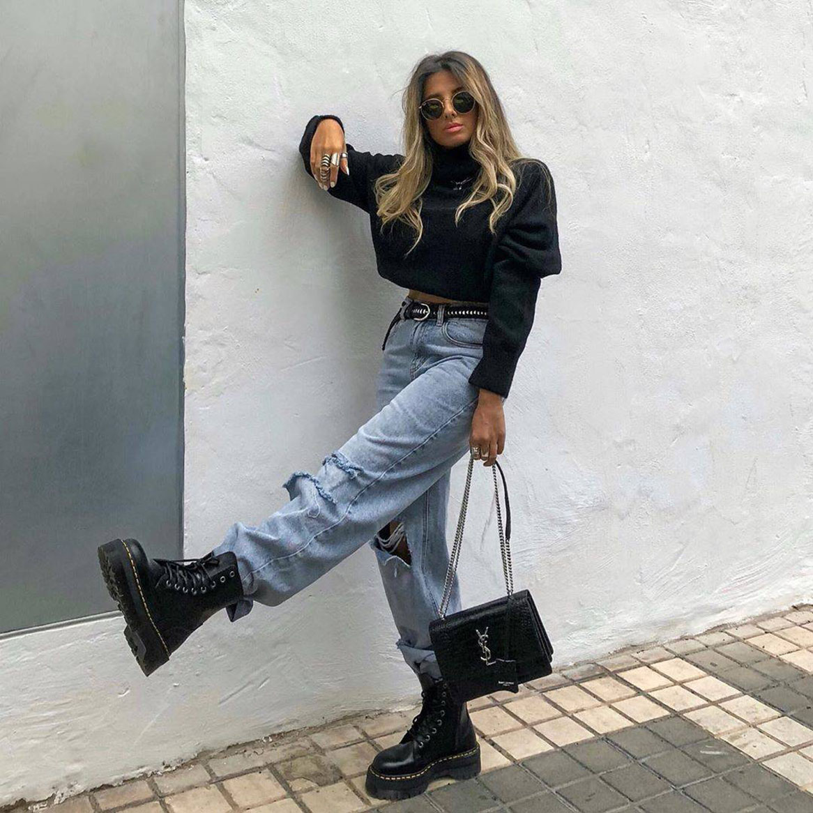 Czarne glany w stylizacji z mom jeans