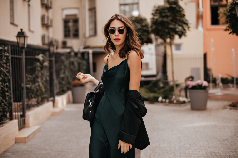 What shoes and accessories to choose for a green dress?