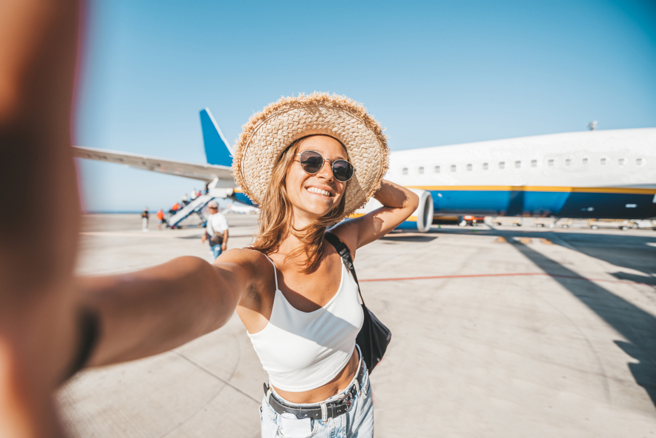 Jak się ubrać do samolotu latem? Wskazówki dla podróżujących na urlop