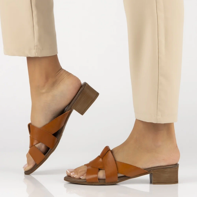 Leather flip-flops Filippo 40236 brown