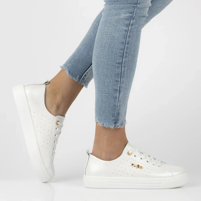 Skórzane sneakersy Filippo DP7052/25 WH białe