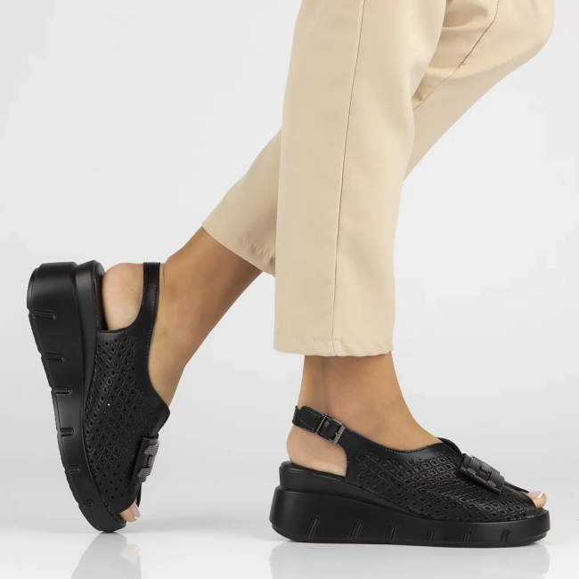 Skórzane sandały na koturnie Filippo DS6062/24 BK czarne