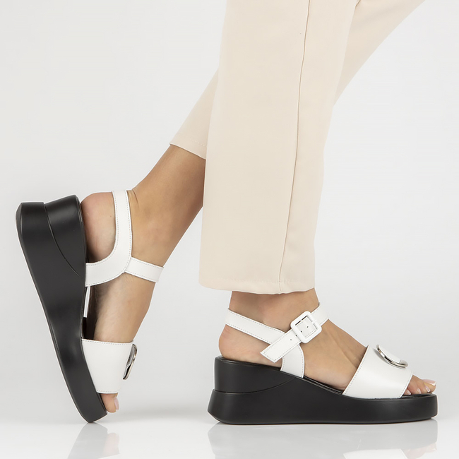 Skórzane sandały na koturnie Filippo DS4411/23 WH białe