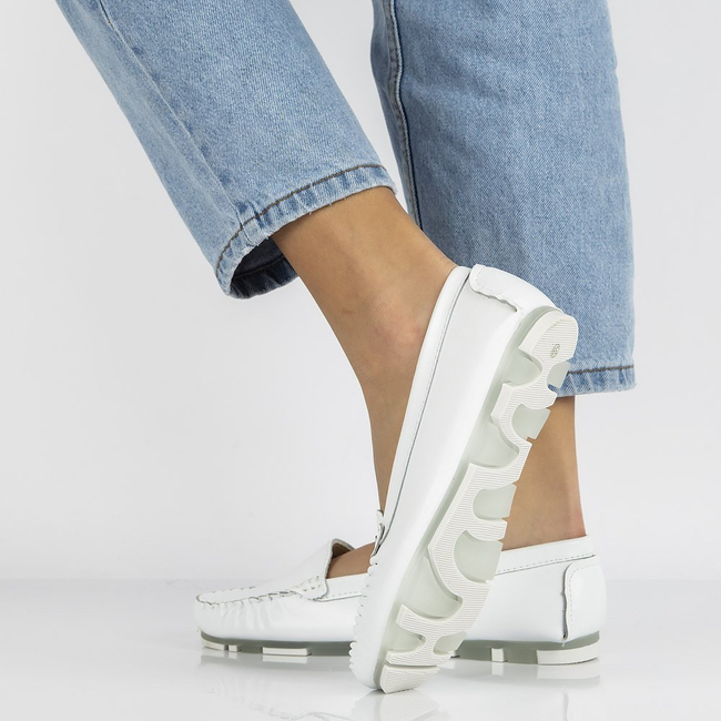 Skórzane mokasyny Filippo DP2037/21 WH białe