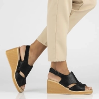 Skórzane sandały na koturnie Filippo DS6010/24 BK czarne