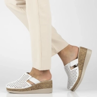 Skórzane klapki Filippo DK6818/25 WH białe