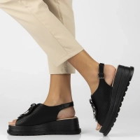 Skórzane sandały na koturnie Filippo DS6756/25 BK czarne