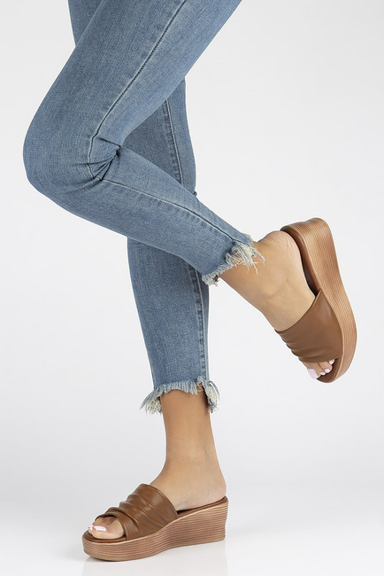 Klapki Filippo DK3608/22 BR brązowe