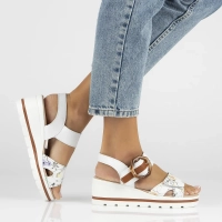 Skórzane sandały na koturnie Filippo DS6151/24 WH FL białe