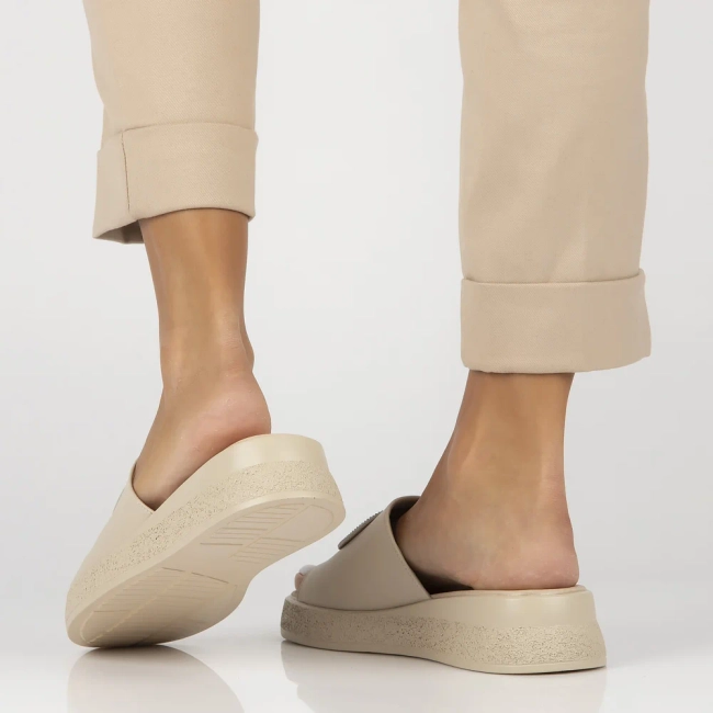 Skórzane klapki Filippo DK6987/25 BE beżowe