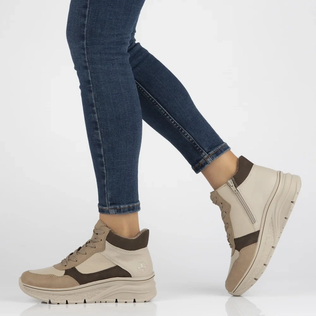 Skórzane botki na platformie Rieker 48002-60 beżowe