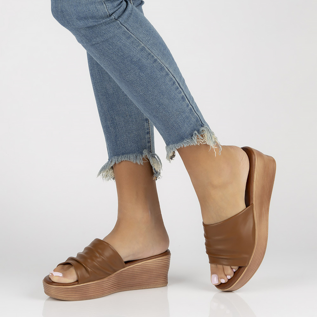 Klapki Filippo DK3608/22 BR brązowe