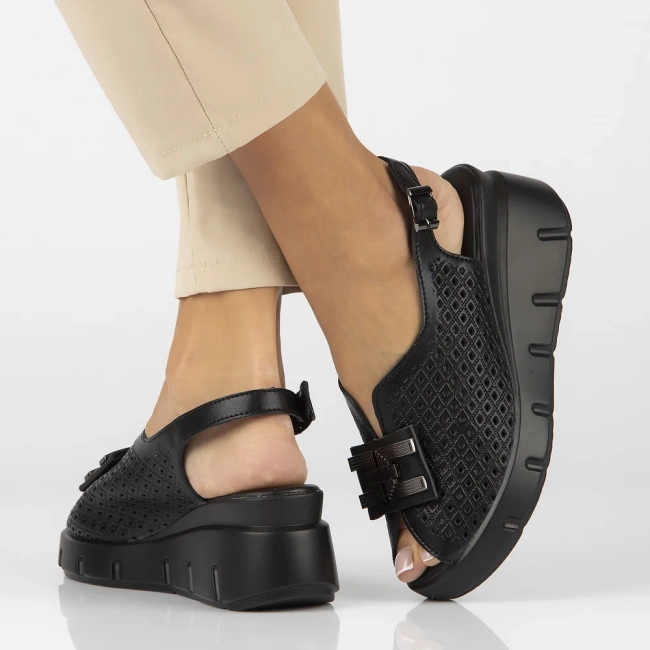 Skórzane sandały na koturnie Filippo DS6062/24 BK czarne