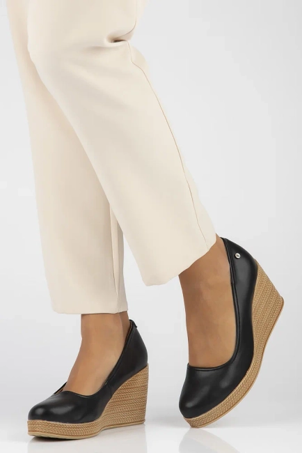 Skórzane półbuty na koturnie Filippo DP3521/24 BK czarne