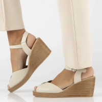 Skórzane sandały na koturnie Filippo DS6026/24 EC kremowe