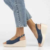 Skórzane sandały na koturnie Filippo DS6204/24 BL