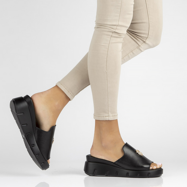 Skórzane klapki Filippo DK3596/22 BK czarne