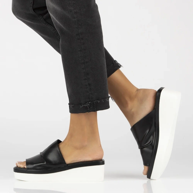 Skórzane klapki Filippo DK6147/24 BK czarne