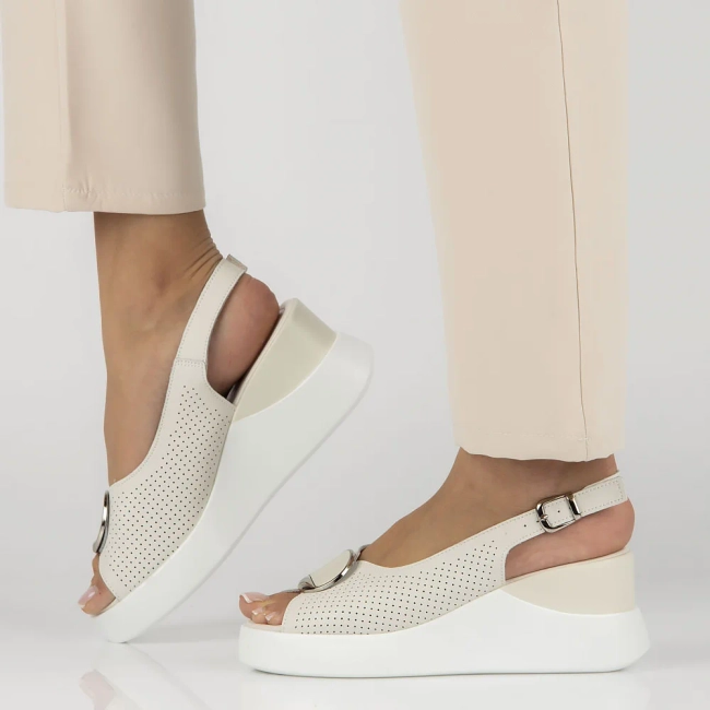 Skórzane sandały na koturnie Filippo DS4406/24 BE beżowe