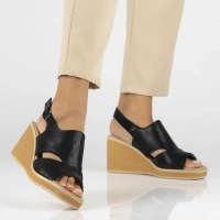 Skórzane sandały na koturnie Filippo DS6010/24 BK czarne