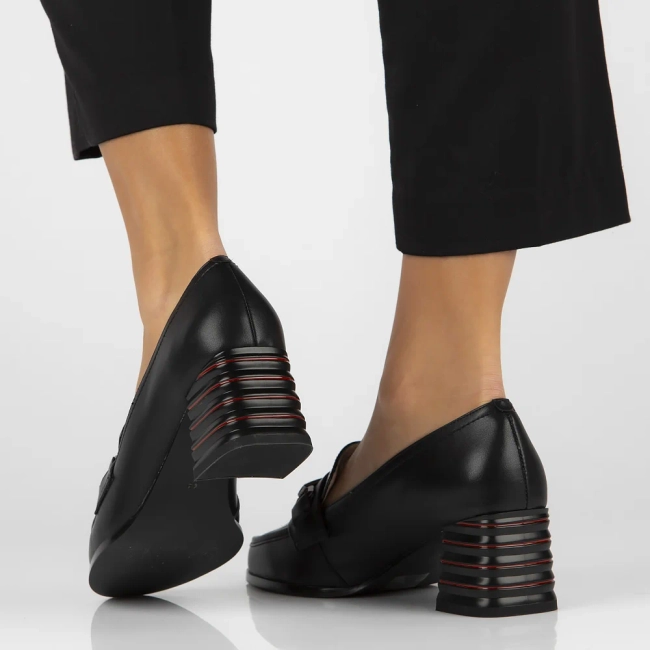 Skórzane półbuty na obcasie Filippo DP6196/24 BK czarne