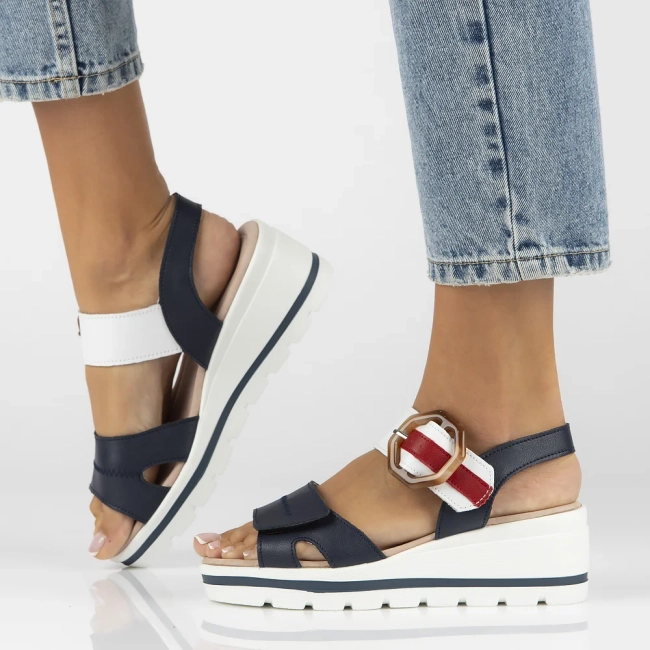 Skórzane sandały na koturnie Filippo DS6151/24 NV granatowe