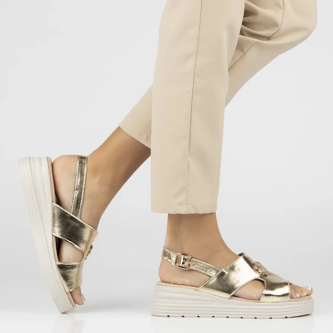 Skórzane sandały na koturnie Filippo DS6712/25 GO złote