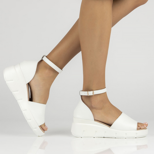 Skórzane sandały na koturnie Filippo DS4456/23 WH białe