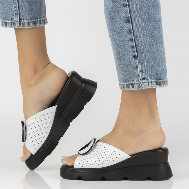 Skórzane klapki Filippo DK4608/23 WH białe