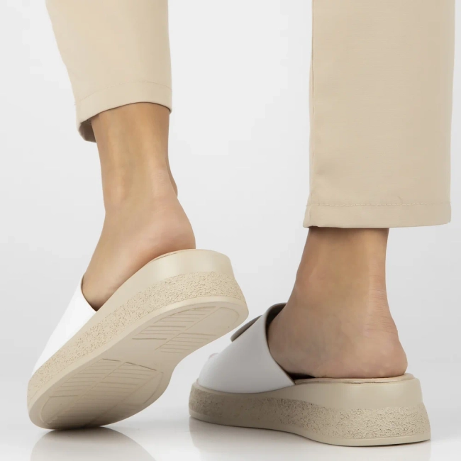 Skórzane klapki Filippo DK6987/25 WH białe