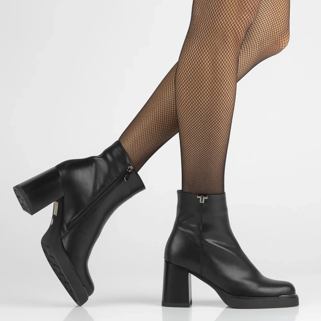 Leather ankle boots Filippo DBT6417/24 BK black