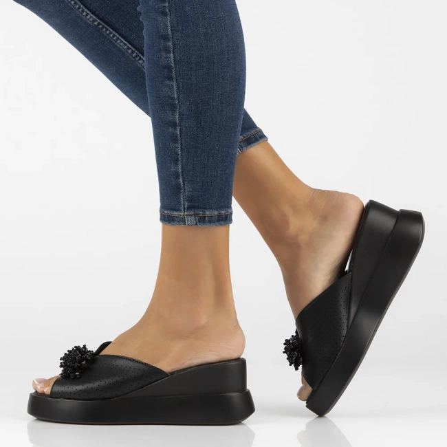 Skórzane klapki Filippo DK6077/24 BK czarne