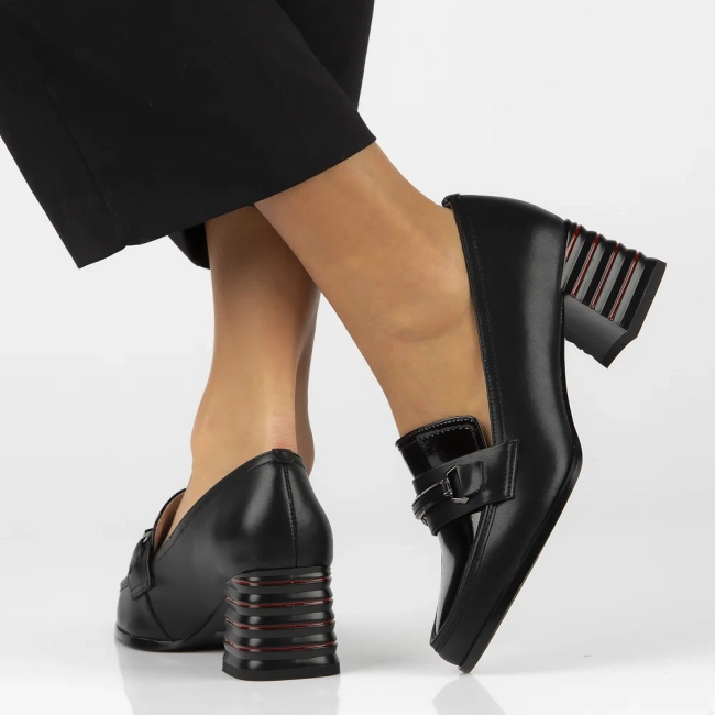 Skórzane półbuty na obcasie Filippo DP6196/24 BK czarne