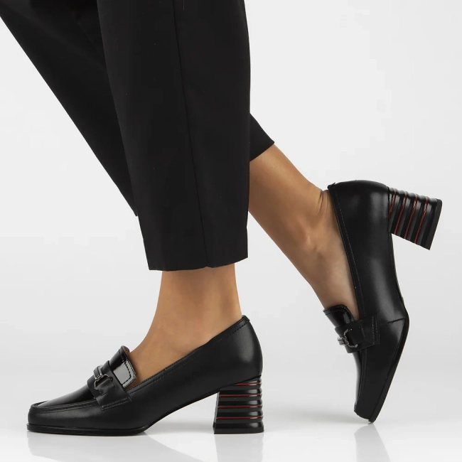 Skórzane półbuty na obcasie Filippo DP6196/24 BK czarne