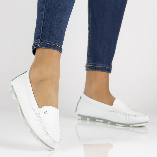 Skórzane mokasyny Filippo DP2037/22 WH białe