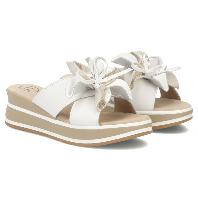 Skórzane klapki Filippo DK7636/26 WH białe