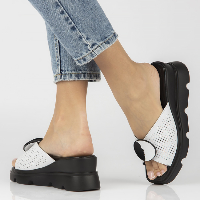 Skórzane klapki Filippo DK4608/23 WH białe