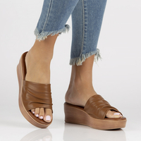 Klapki Filippo DK3608/22 BR brązowe