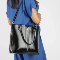 Black handbag ebon zip