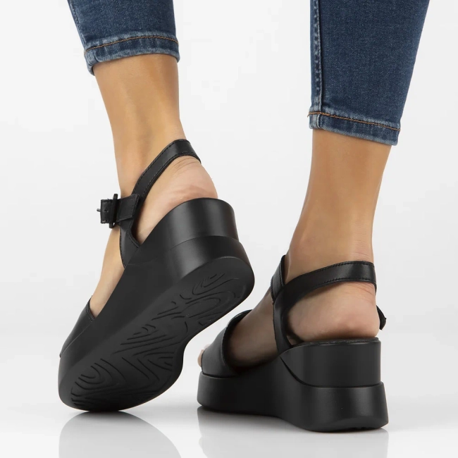 Skórzane sandały na koturnie Filippo DS4411/24 BK czarne