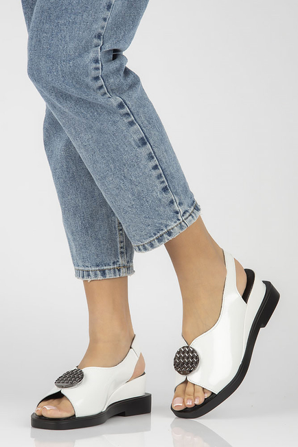 Skórzane sandały na koturnie Filippo DS4469/23 WH białe