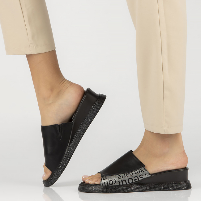 Leather flip-flops Filippo DK4402/23 BK black