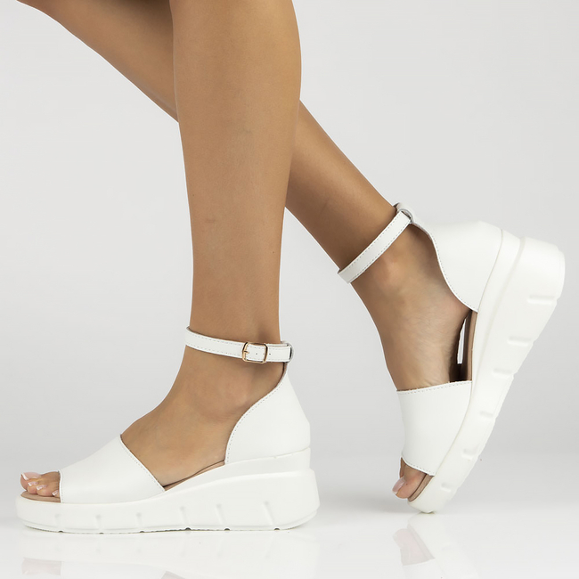 Skórzane sandały na koturnie Filippo DS4456/23 WH białe