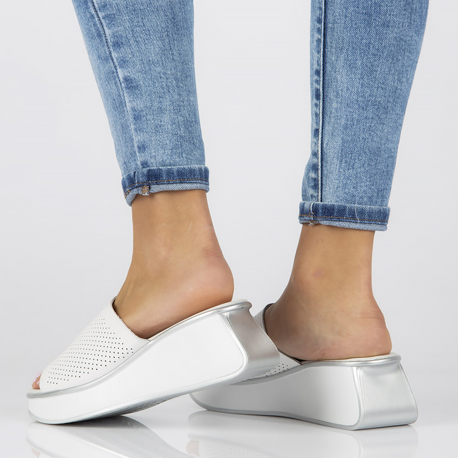 Skórzane klapki Filippo DK3614/22 WH białe