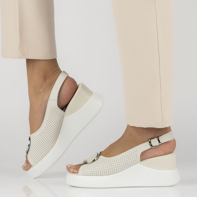 Skórzane sandały na koturnie Filippo DS4406/23 BE beżowe