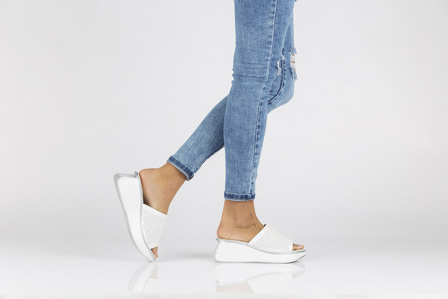 Skórzane klapki Filippo DK3614/22 WH białe