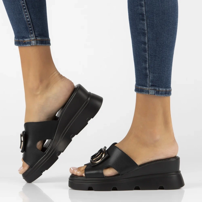 Leather flip-flops Filippo DK6078/24 BK black