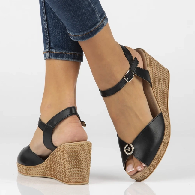 Skórzane sandały na koturnie Filippo DS6026/24 BK czarne